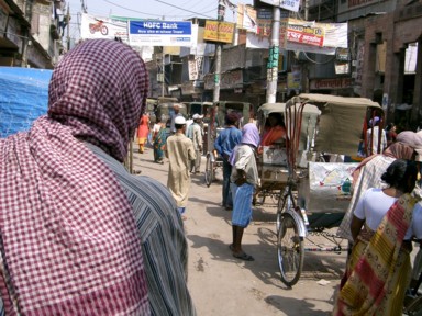 リキシャが待機している横をリキシャに乗りながら通過