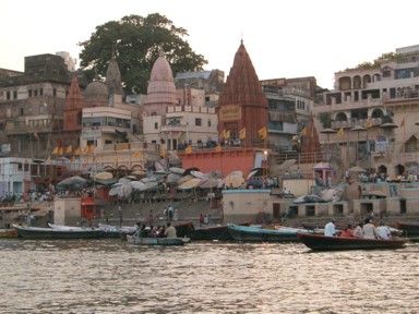 ガンジス川をボートで進む様子。