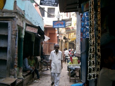 裏路地の薄汚れて暗くても活気がある風景。