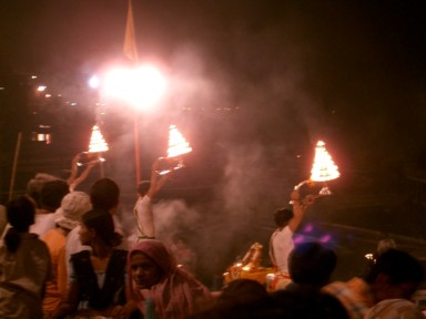 ヒンドゥー教の炎を使った祈りの儀式と鐘の音。