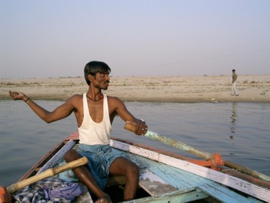 ボートを漕ぎながら凧揚げに夢中になるおじさん。