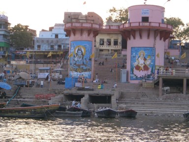 ガンジス川沿いの壁に書かれた個性豊かな神様たち。