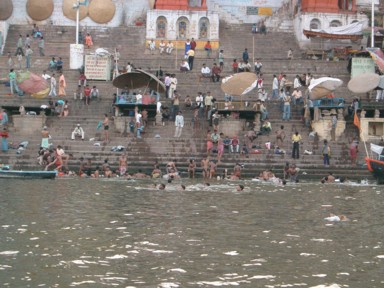 水泳教室をしているガンジス川。
