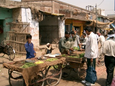 バラナシの屋台が並ぶ風景
