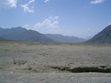 パキスタンのチラスの何もない広大な大地と山を望む風景