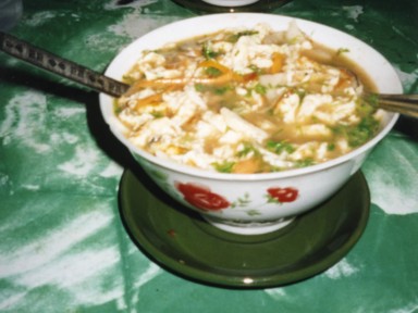ポカラのダンプスの民宿のトゥクパの麺料理の様子