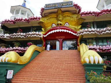 巨大な仏像に向かう参拝者の視点