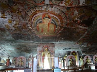 洞窟に並ぶ仏像と静寂な空間