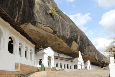 ダンブッラ石窟寺院の黄金の仏像が並ぶ荘厳な内部。