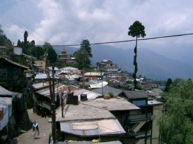 町と山を望むダージリンの景色