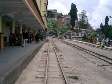 ダージリン駅の線路とホームの境界があいまいな様子