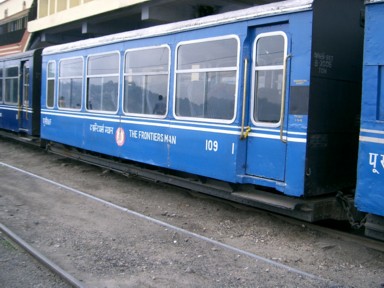 ダージリン駅に止まっている世界遺産のミニトレインの車両