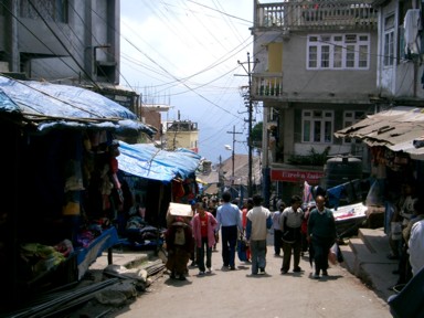 急坂だらけで車が通れないダージリンの街並みの風景