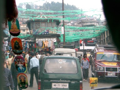 人と車でにぎわうダージリンの町の中心地