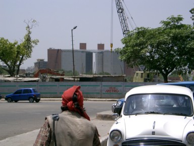 コンノート・プレイスの周りのクレーンで工事中の場面