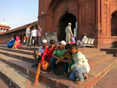ジャマー・マスジットの前でポーズを決める子供たち