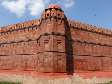 歪み1つない高いラール・キラーの赤い城壁