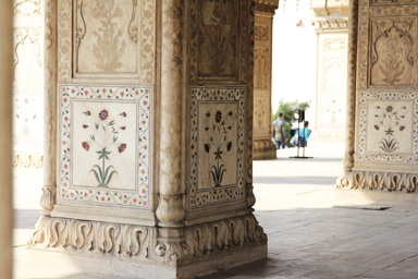 ラール・キラーの大理石の柱に花の模様