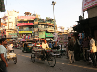 メイン・バザールの夕方のにぎやかさ