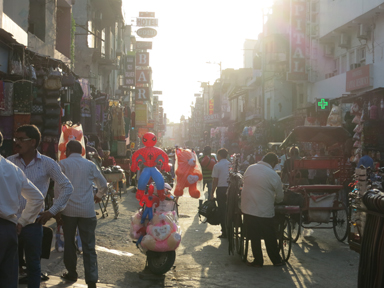 昔の喧騒が消えたメイン・バザールの安宿街の今。