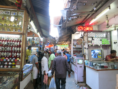 狭い路地の左右にずらっと店が並ぶチャンドニー・チョウク