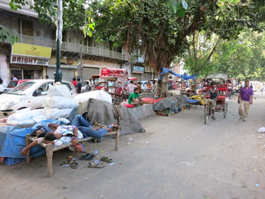 道路に簡易ベットを置いて昼から寝る人