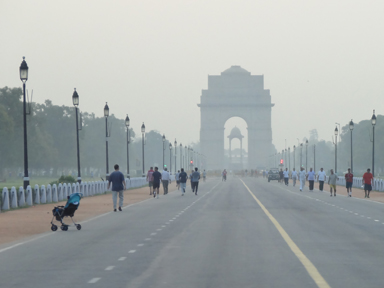 インド門で朝に散歩をしたりする人々