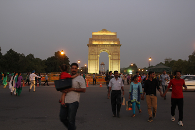 インド門の夜の家族連れの多さ