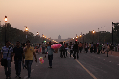 インド門の夕方のお祭りのようなにぎやかさ