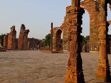 早朝の静かで赤さを増すクトゥブ・ミーナールの遺跡