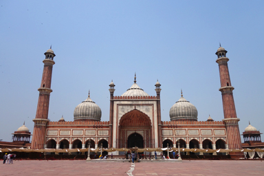 ジャマー・マスジットの正面からの迫力あるシンメトリーの姿