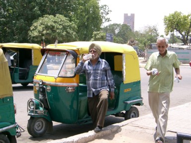 オートリキシャのシク教のターバン巻いたおじいちゃん