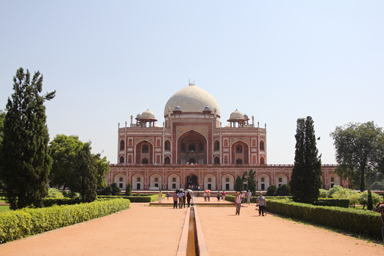 フマーユーン廟の赤砂岩と白大理石が美しい外観。