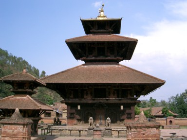 静かな村の寺の軒下でくつろぐ老人たち