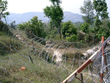 山頂にある祠とライフルを持つ兵士の姿