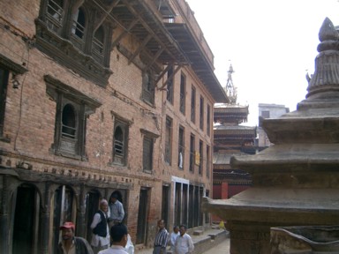 レンガ造りの三階建ての家とその存在感