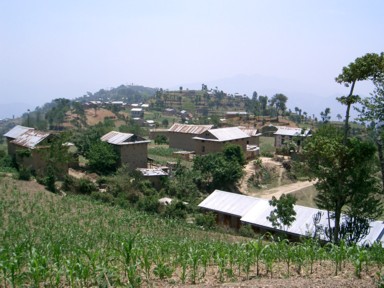 登りから下りに変わる峠の風景
