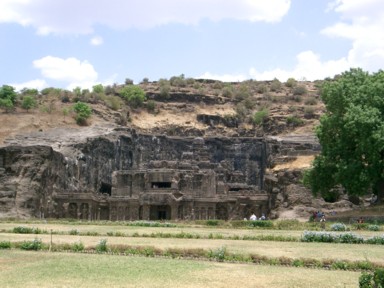 岩山を掘って造られた壮大なエローラ石窟群の見どころ
