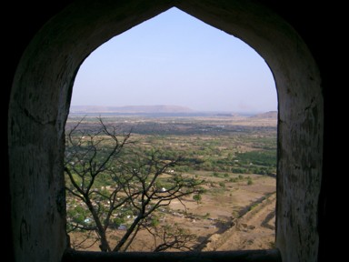 ダウラターバードの頂上の城の窓から見た景色