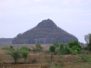 遠くから見える岩山の城ダウラターバード
