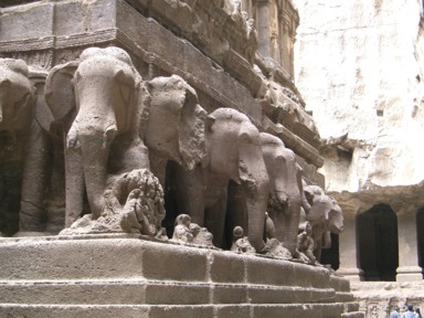 エローラのカイラーサナータ寺院の建物を支える象たちの像
