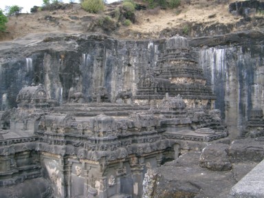 エローラ石窟寺院の巨大な石彫建築を間近にとらえた景観。