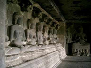 エローラの仏教石窟群の奥の暗闇に仏像が並ぶ様子