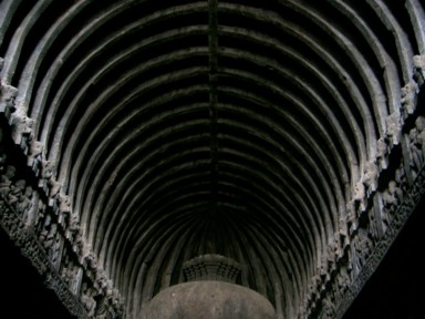 エローラの音が反響する第10石窟の中の光景