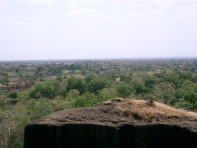 エローラの石窟の反対側の大地の景色
