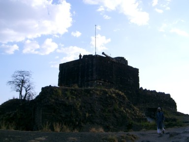 ダウラターバードの頂上の大砲が置かれた風景