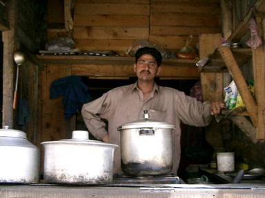 ギルギットのチャイ屋の硬派なおじさん