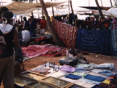 アンジュナ・ビーチのいろんなものを売っているフリーマーケットの様子