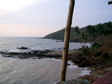 アンジュナ・ビーチのレストランからの海の景色