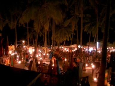 ゴアのバガ・ビーチのナイトマーケットのランプが灯る見どころ